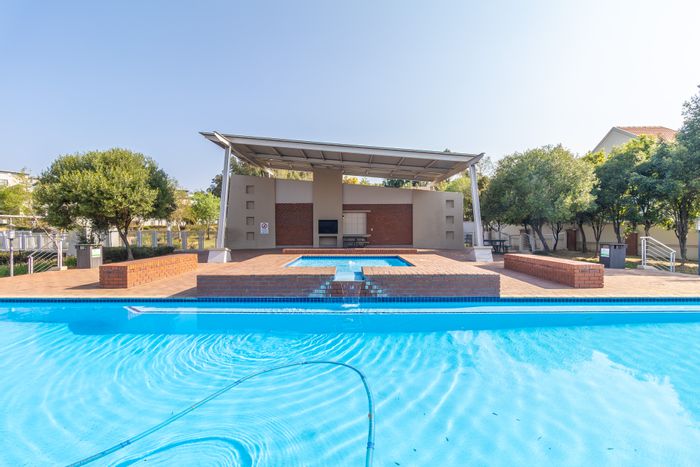 For Sale: 2-Bedroom Apartment in Paulshof with private garden and pool access.