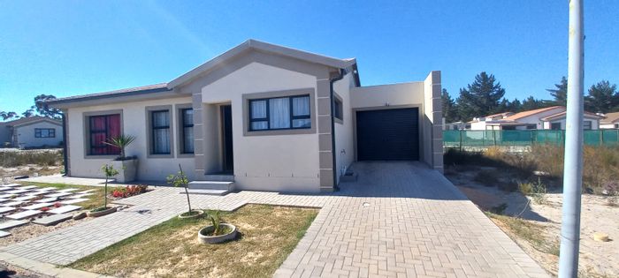 House To Rent in Albertinia Central: 3 bedrooms, garden, built-in braai, pet-friendly.
