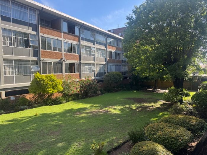 Spacious 2-bedroom apartment in Eastleigh, featuring balcony and secure parking. For Sale.