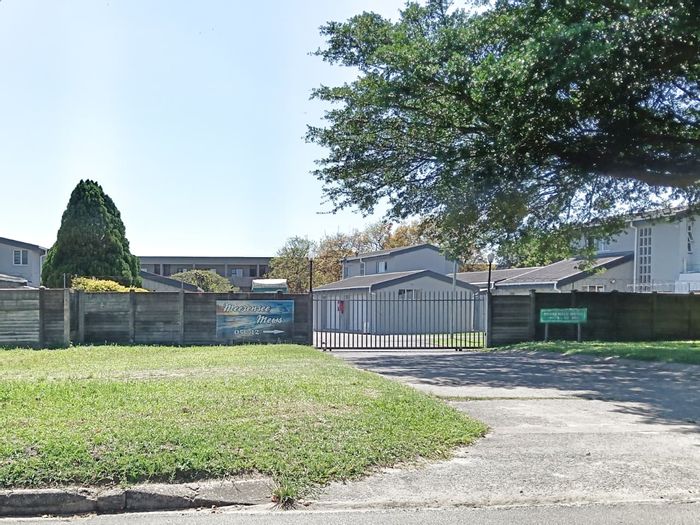 Townhouse To Rent in Meer En See: 2 beds, private yard, close to beach.