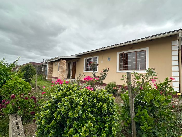 For Sale: House in Mthatha Central with dual units, security, and rental potential.