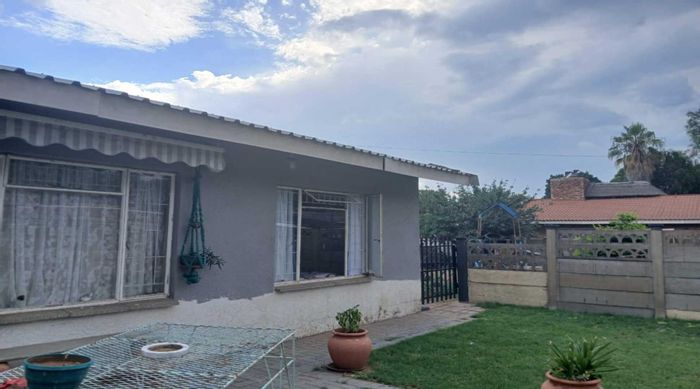3-Bedroom House with 2-Bedroom Flat and Pool in Sasolburg Ext 23, For Sale