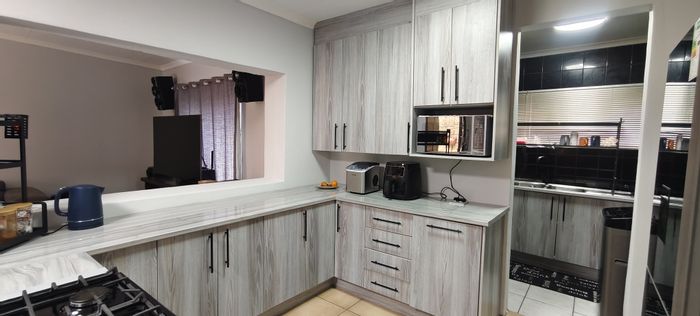 Kriel Central Flat To Rent: 1 Bedroom, secure parking, open-plan living space.