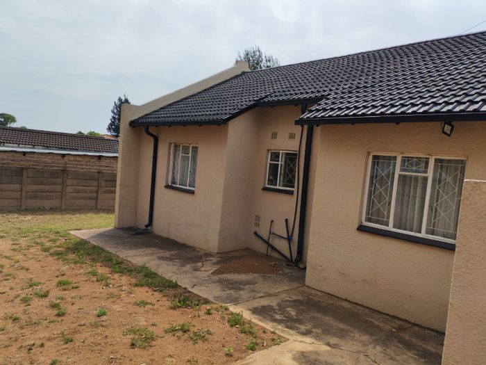 House For Sale in Sasolburg Ext 11: 3 Bedrooms, pool, garage, security features.