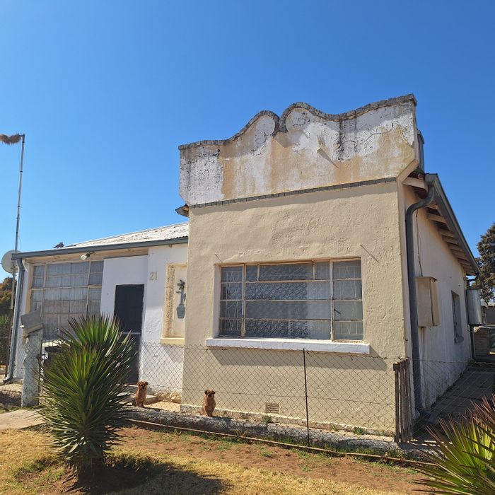 Charming Villiers house for sale with guest flat, sunroom, and spacious yard.