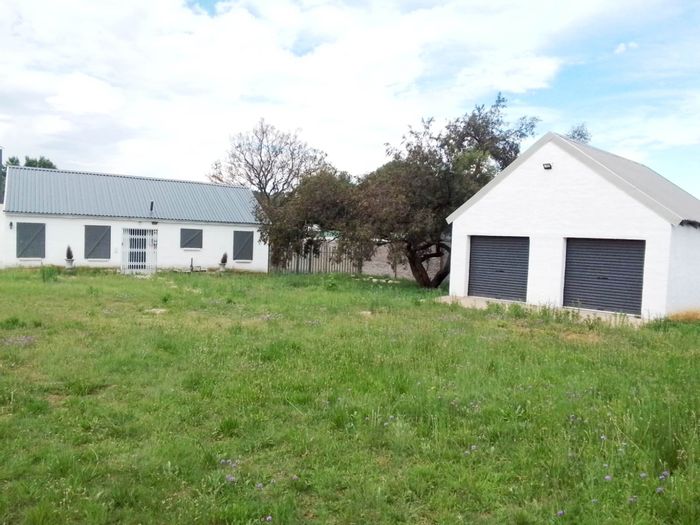 For Sale: House in Deneysville Central with outdoor braai, pizza oven, and secure parking.