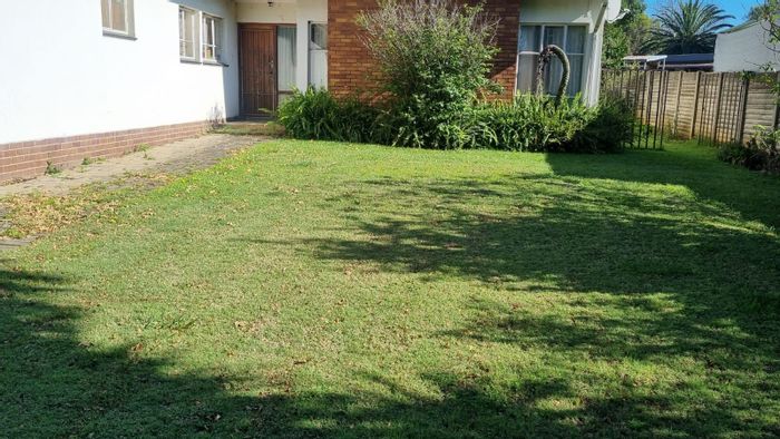 Amajuba Park House For Sale: 3 beds, pool, double garage, entertainment area.