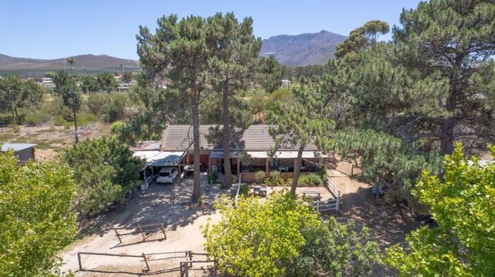 Bot River Central Small Holding For Sale: 2ha, horse facilities, studio cottage, privacy.
