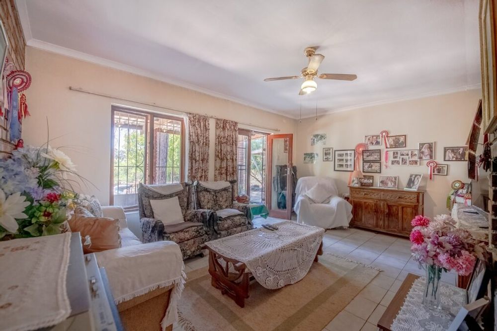 lounge going onto stoep