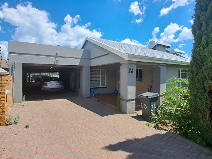 Cottage To Rent in Meredale: 2 Bedrooms, secure living, communal garden, pool.