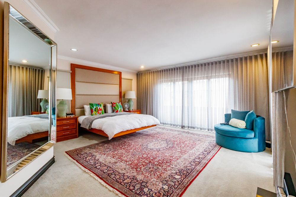 Expansive Main En-Suite