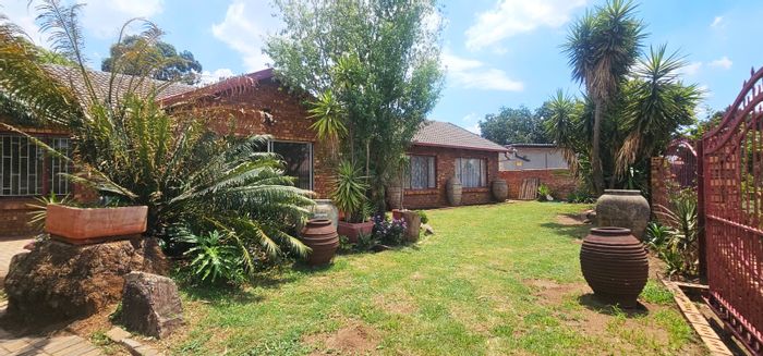 Wierda Park House For Sale: 4 bedrooms, large yard, double garage, near schools.