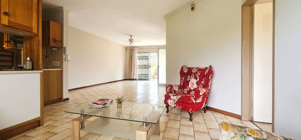 Open plan lounge/dining area