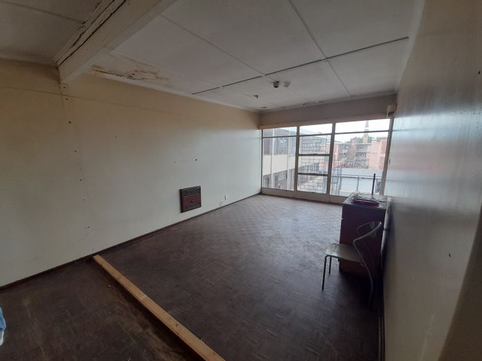 2-Bedroom Flat To Rent in Vanderbijlpark Cw 2, close to amenities and transport.