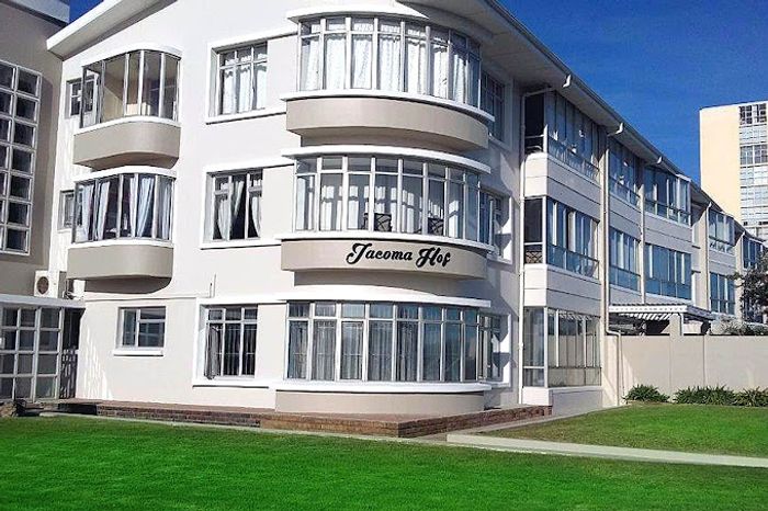 Cottage To Rent in Strand North: Private garden, farm-style kitchen, garage included.