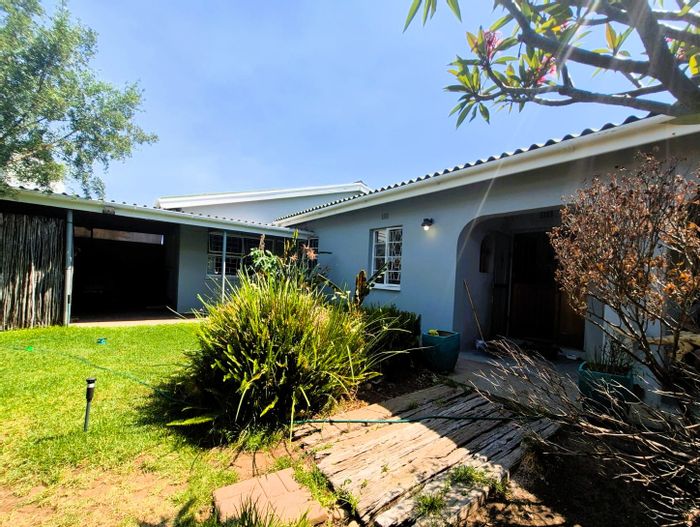 Worcester West House For Sale: 3 beds, braai area, secure parking, spacious garden.