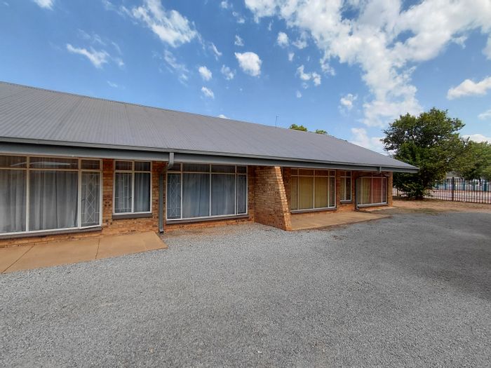 2-bedroom townhouse to rent in Meiringspark with separate lounge and dining area.