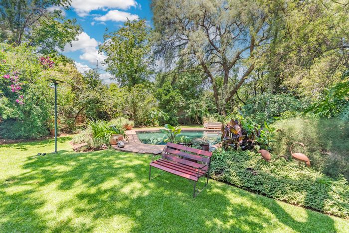 Clubview House For Sale: 3 beds, pool, landscaped garden, and home office.