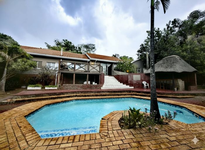 4-bedroom house in Cashan for sale with spacious garden and double garage.