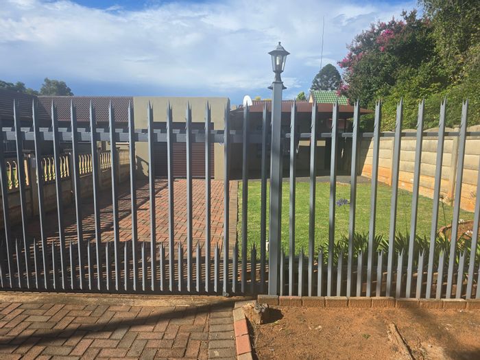 Flat To Rent in Adamayview: 2 bedrooms, en-suite, courtyard, carport, secure garage.