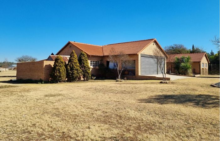 Benoni AH Small Holding For Sale: Spacious living, large garden, security features included.