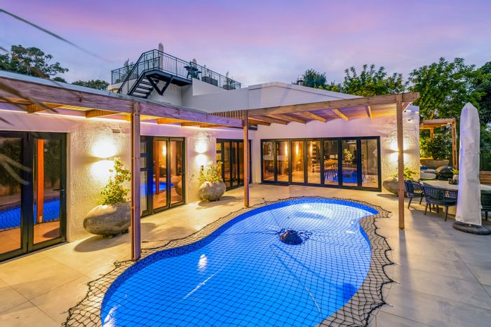 Northshore House To Rent: 3 beds, pool, bar, pet-friendly, near beach.