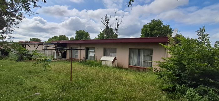 For Sale: House in Amajuba Park with 4 bedrooms, garage, and spacious land.