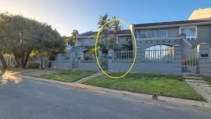 Beacon Bay Townhouse For Sale: 3 beds, secure complex, near nature reserve.