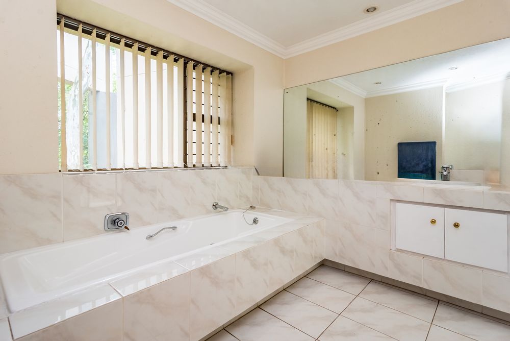 Guest en-suite bathroom