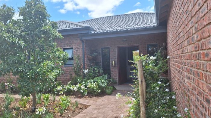 For Sale: Spacious 4-bedroom house in Stilbaai Wes with en-suites and garden.