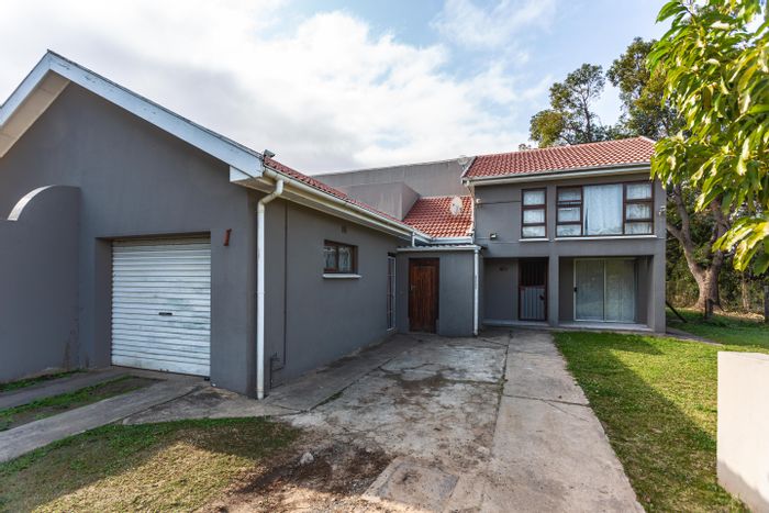 Nahoon Valley Park Townhouse To Rent: 3 beds, loft, garage, pet-friendly.
