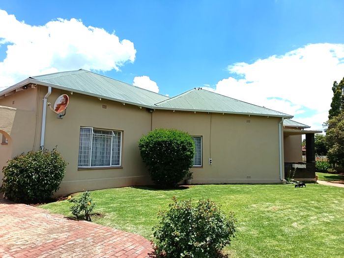 For Sale: Spacious 3-bedroom house in Brakpan Central with pool, lapa, and garage.