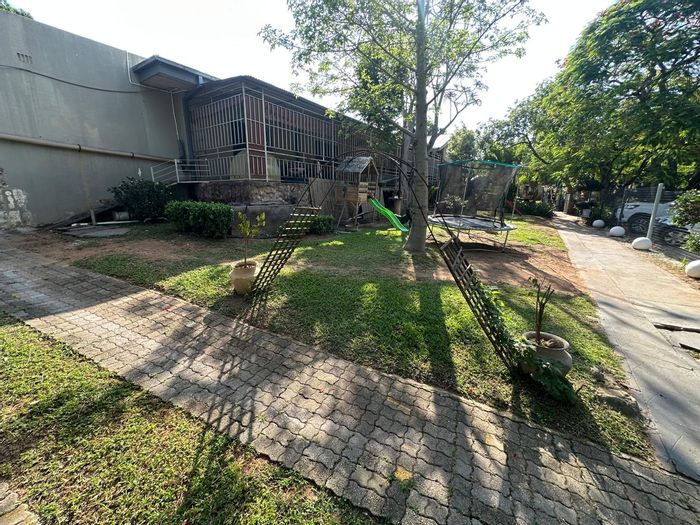 For Sale: Nelspruit Ext 2 House with 4 Beds, 3 Flats, Pool & Garden.