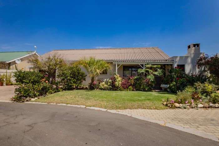 3-Bedroom House For Sale in Somerset Park with braai room and secure features.