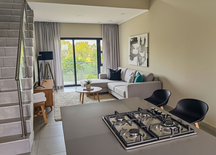 Die Hoewes Apartment For Sale: 3 beds, pool, clubhouse, secure living, great investment.