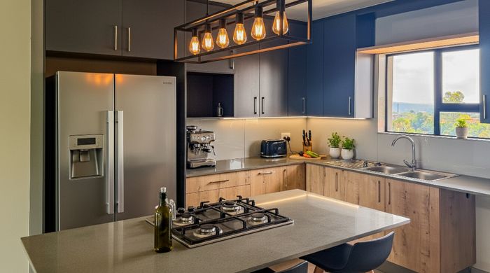 Die Hoewes Apartment For Sale: 4 beds, pool, clubhouse, secure living, prime location.