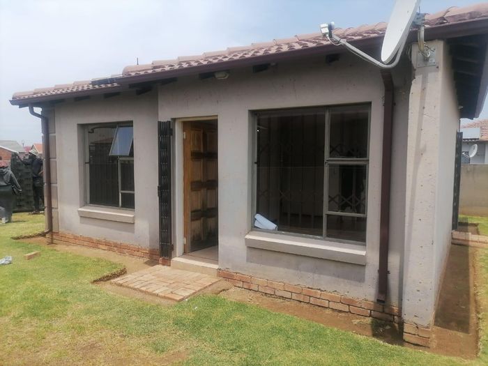 For Sale: House in Sharon Park with open-plan living, prepaid electricity, and fibre internet.