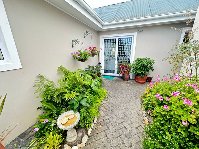 2-Bedroom House For Sale in Montage: Double Garage, Private Garden, Open-Plan Living.
