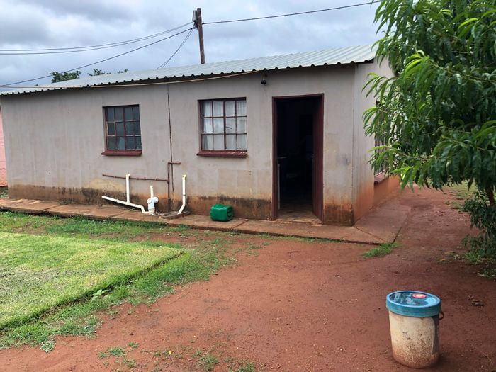 Ikageng House For Sale: 2 Bedrooms, 1 Bathroom, Spacious Yard, Great Opportunity!