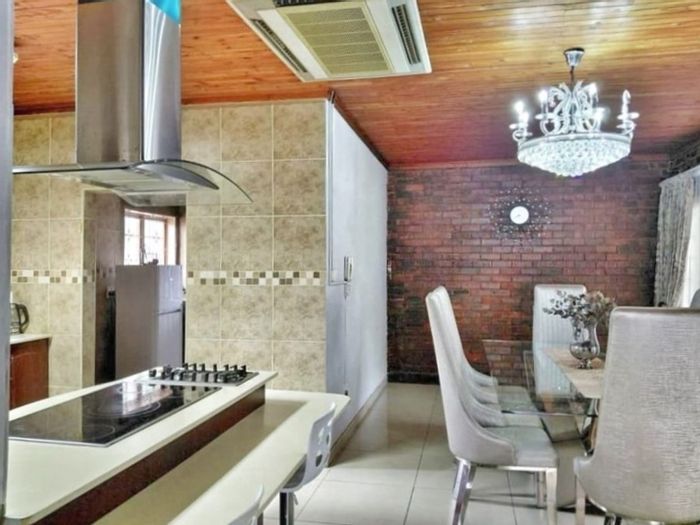 Spacious 3-bedroom house in Veld En Vlei with pool and ample parking. To Rent.