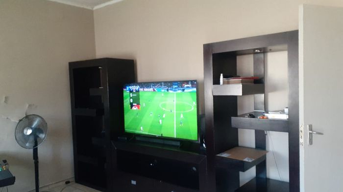 Townhouse for Sale in Vanderbijlpark Cw 5: 2 bedrooms, braai area, near amenities.