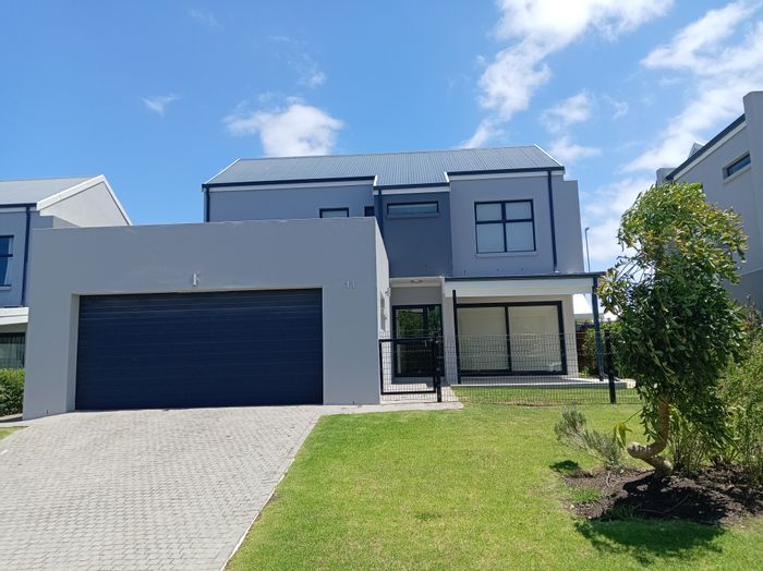 House To Rent in Kraaibosch Park: 3 beds, garden, double garage, pet-friendly.