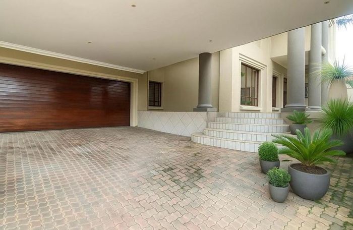 For Sale: Spacious Faerie Glen House with 5 en-suite bedrooms and flatlet.