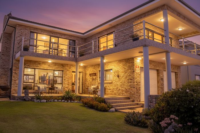 For Sale: House in Suiderstrand Central with bar, inverter, and sea views.