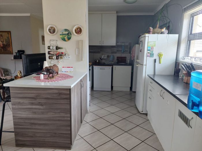 Kidds Beach House For Sale: 3 bedrooms, solar panels, enclosed patio, secure garage.