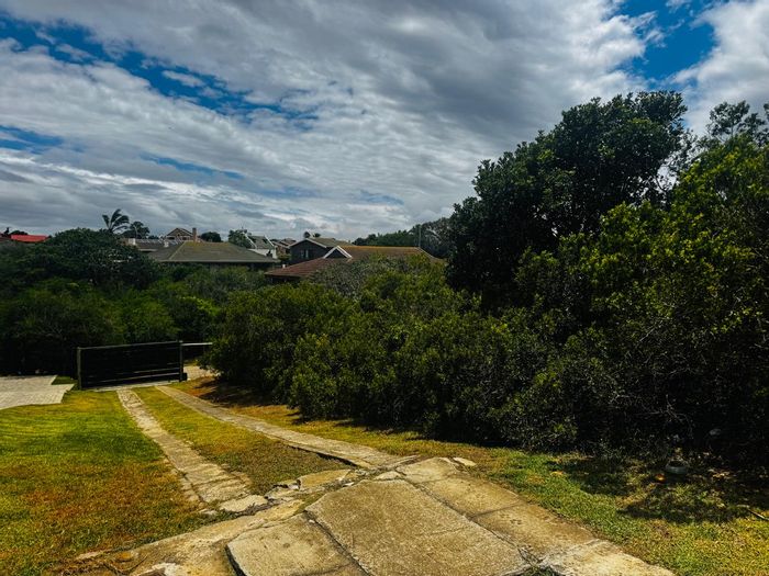 Vacant land for sale in Noorsekloof, close to schools and beach amenities.