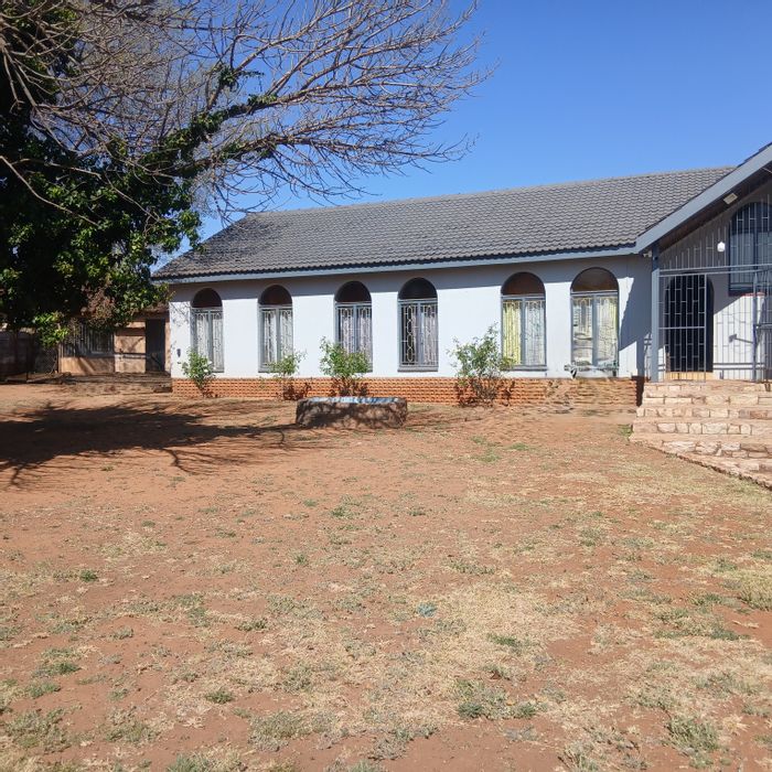 For Sale: House in Rensburg with 4 bedrooms, pool, and entertainment area.