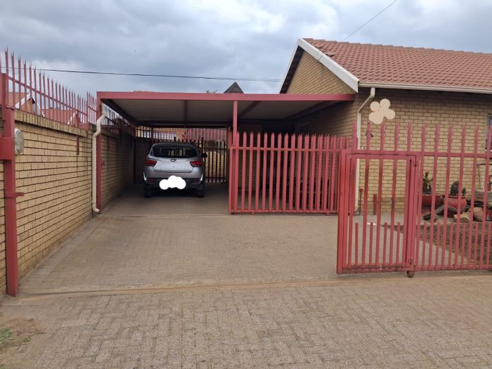 Reyno Ridge House For Sale: 2 bedrooms, en-suite, double carport, water tank.