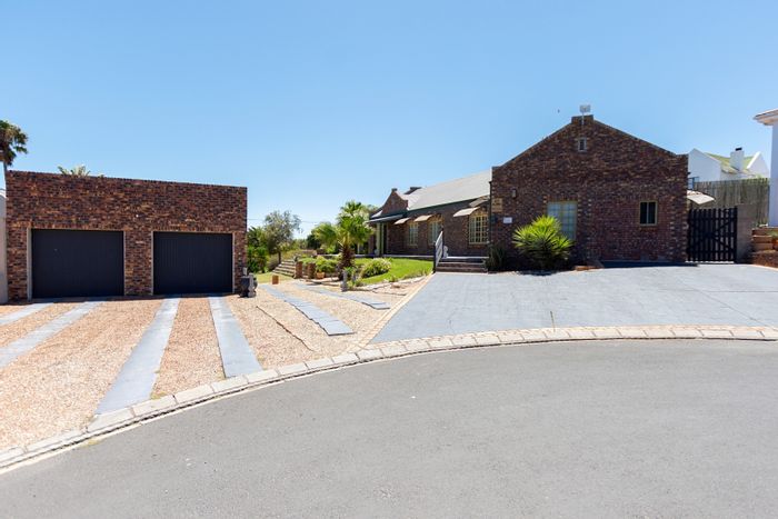 Middedorp House For Sale: 5 bedrooms, 4 bathrooms, potential for rental income.