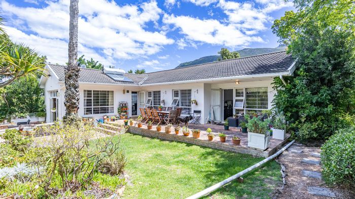 Valley Area House For Sale: Spacious garden, pool, and potential for development.